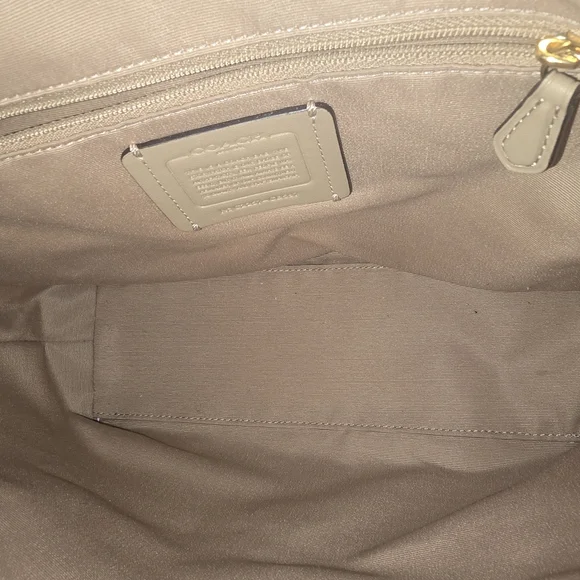 Coach Kacey Satchel bag in chalk pebbled leather with a strawberry print - Picture 5 of 5